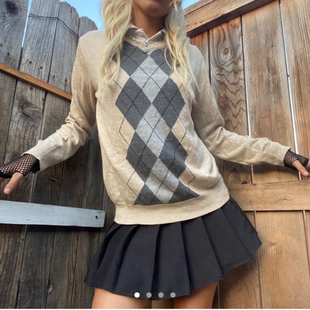 SOLD tan/black 🖤 argyle sweater